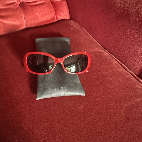 AIRE SUNNIES: Chunky Red Sunglasses - Picture 5 of 7
